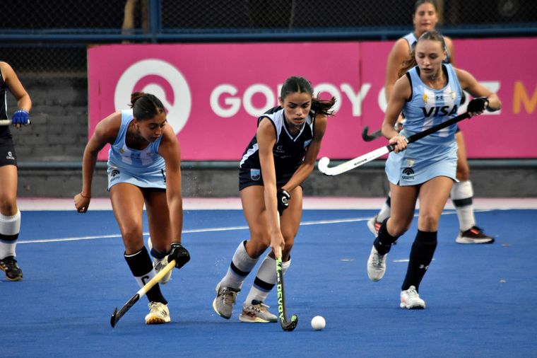 La selección argentina de hockey en un amistoso con la selección mendocina: las protagonistas son jóvenes que conviven entre el deporte y el estudio.
