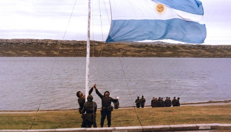 La bandera volvió a flamear después de 30 años.