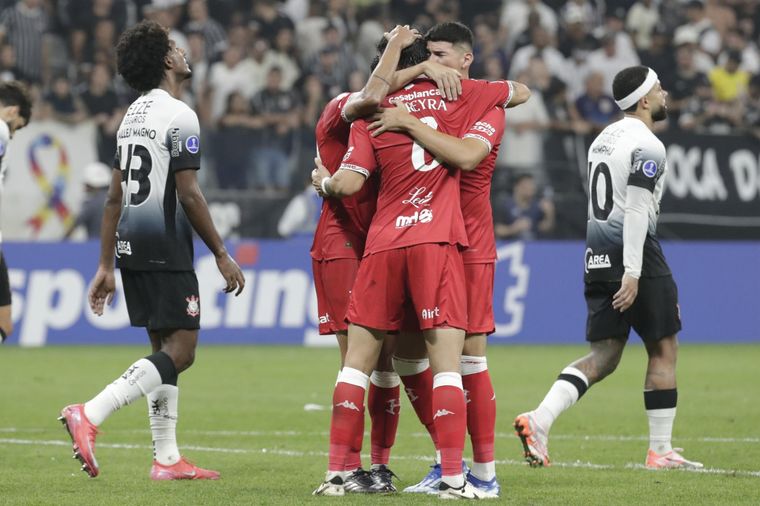 El Globo se impuso con un doblete del delantero Leonardo Sequeira y se trajo un triunfazo histórico de Brasil. Foto: EFE