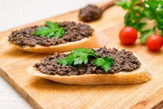 Receta de pasta de aceitunas negras para untar, rápida y versátil.