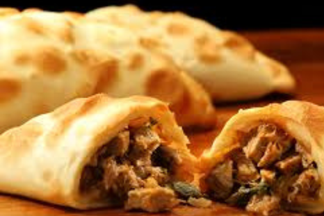 Receta de empanadas de carne cortadas a cuchillo tradicionales y sabrosas. Receta de empanadas de carne cortadas a cuchillo tradicionales y sabrosas.