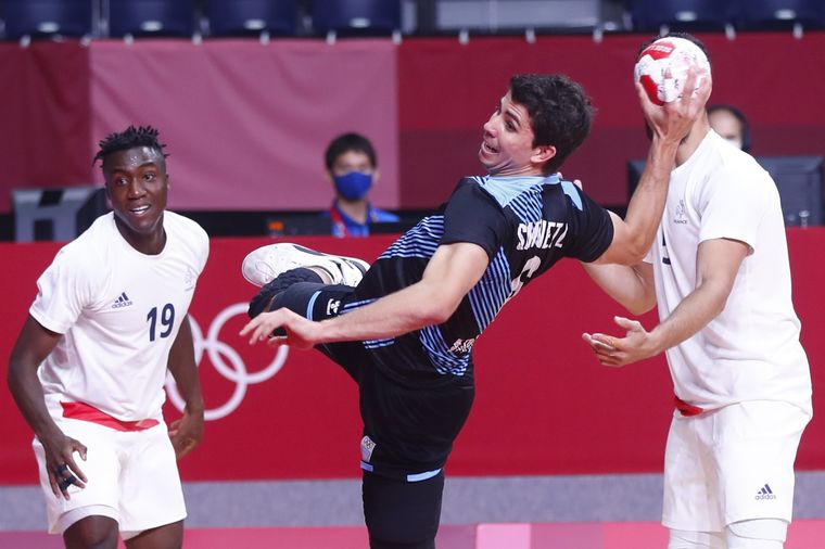 El combinado nacional no pudo con los galos Foto: CA Handball