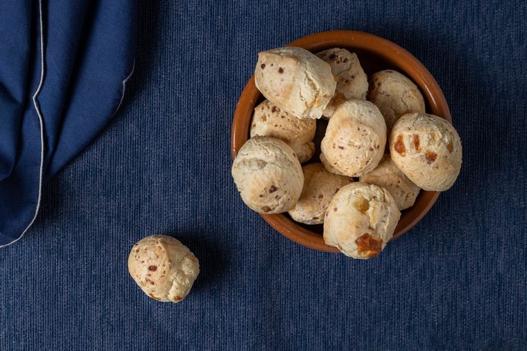 La receta de chipa no contiene gluten porque se elabora con almidón de mandioca en lugar de harina de trigo. La receta de chipa no contiene gluten porque se elabora con almidón de mandioca en lugar de harina de trigo.