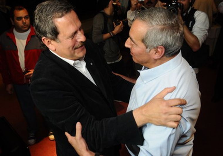 Fayad no abrazó a sus correligionarios, pero sí a su rival del PJ. Foto: Alf Ponce / MDZ