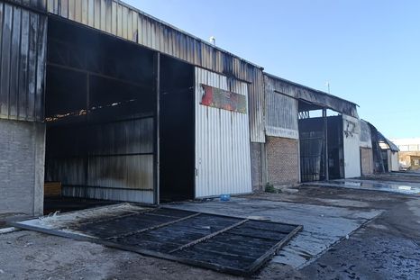 Este portón aplastó a una bombera durante el operativo para controlar el incendio. Este portón aplastó a una bombera durante el operativo para controlar el incendio.