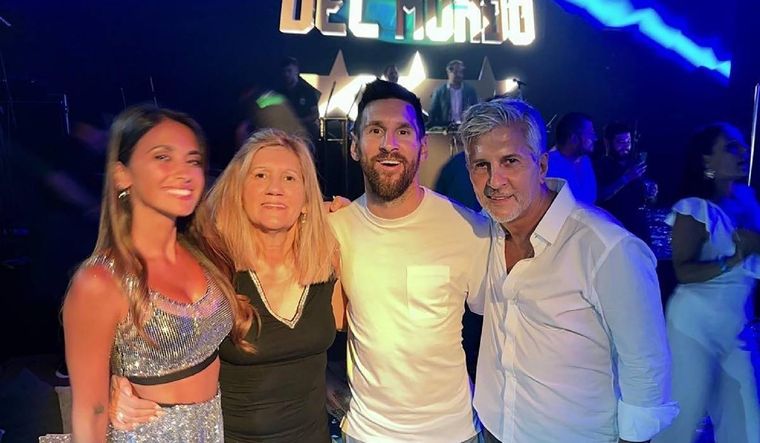 Antonela Roccuzzo junto a Lionel Messi y los padres del capitán argentino, Jorge y Celia
