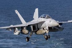 Un avión F-18 de EE.UU. cruzó por primera vez el espacio aéreo venezolano y encendió alertas militares. Un avión F-18 de EE.UU. cruzó por primera vez el espacio aéreo venezolano y encendió alertas militares.