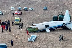 La parte trasera del fuselaje del avión que cayó en Kazajistán Foto: X