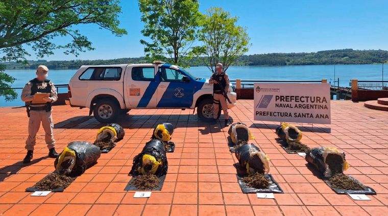 Decomisaron más de 140 kilogramos de marihuana a las orillas del río. Foto: Ministerio de Seguridad Argentina