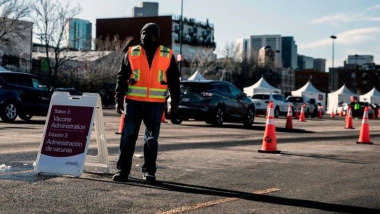 Autoridades de algunos estados de EE.UU. han incrementado los requisitos para recibir la vacuna de covid-19 para garantizar el acceso a residentes locales. Foto: Getty Images