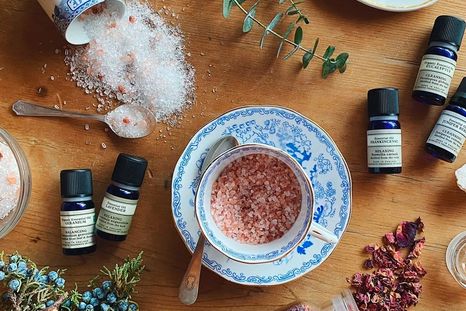 La sal de mar tiene muchas propiedades benéficas en muchos sentidos, una de ellas es que se puede emplear en una mezcla para propagar aromas increíbles. Fuente: note.com La sal de mar tiene muchas propiedades benéficas en muchos sentidos, una de ellas es que se puede emplear en una mezcla para propagar aromas increíbles. Fuente: note.com