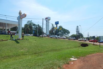 MDZol | Largas colas de vehículos de países vecinos cargan combustible en las ciudades misioneras a un tercio de su valor en los países vecinos.