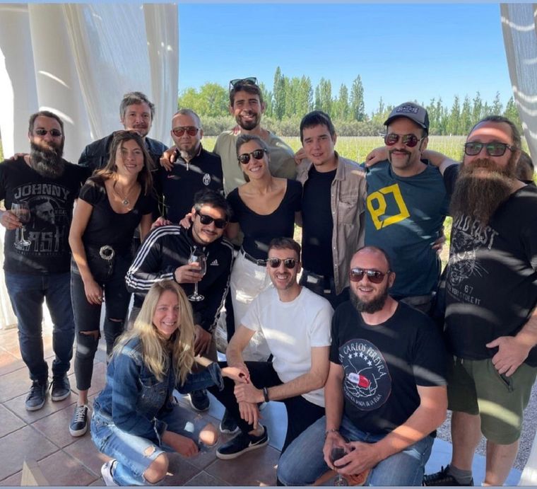 Equipo completo, de disfrute con Las Pastillas del Abuelo. Foto: Gentileza