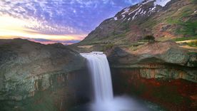 El Salto del Agrio es uno de los paisajes más imponentes de la Patagonia argentina.