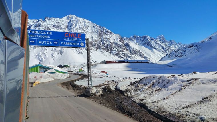 El cierre del corredor internacional se mantiene debido a las condiciones meteorológicas adversas en la zona cordillerana.