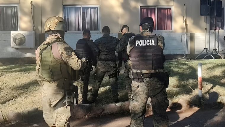 Un policía  a punto de recibir la descarga.