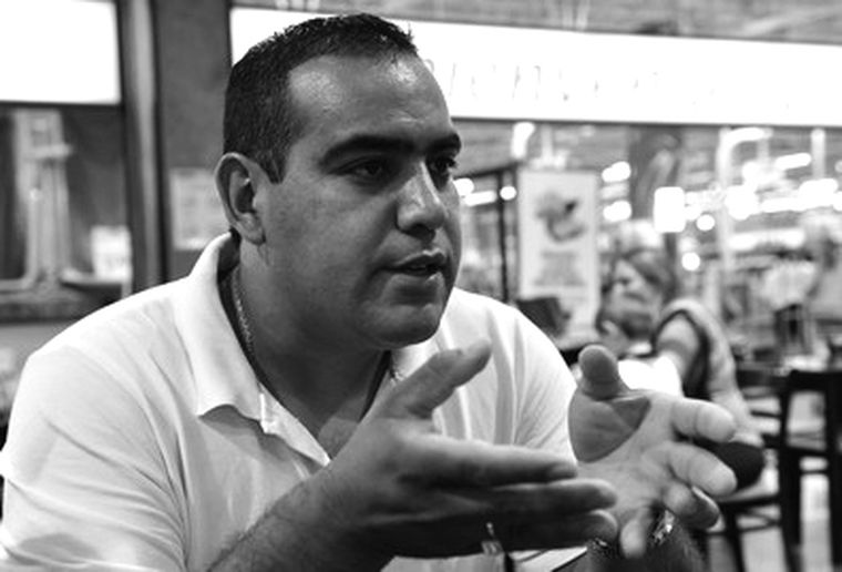 El controvertido hincha del Tomba. Foto: Pachy Reynoso / MDZ