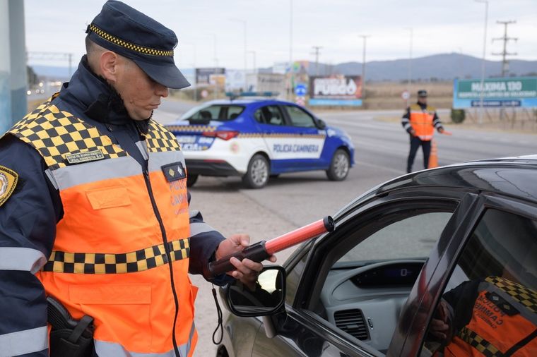 Los conductores que vacacionen en la provincia de Córdoba durante este verano deberán asegurarse de no cometer infracciones para evitar multas costosas y pérdida de puntos en sus carné de conducir. Foto: X de @leoguevara8