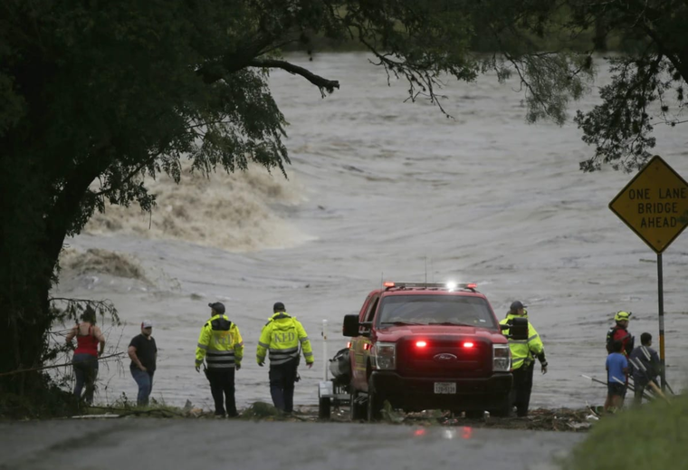 Además de las más de 50 víctimas, aún hay aproximadamente 27 desaparecidos producto de la inundación