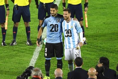 MDZol | Suárez y Messi apoyaron el sueño de recibir el Mundial 2030 en sus países. Foto: AFP