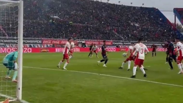 San Lorenzo reclamó penal por una mano de Lucas Souto en el área. Foto: Captura @joaco_eguia