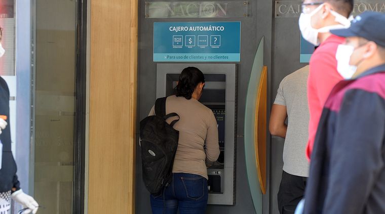 El cajero es el lugar en que más inseguros se sienten los mendocinos. Foto: ALF PONCE / MDZ