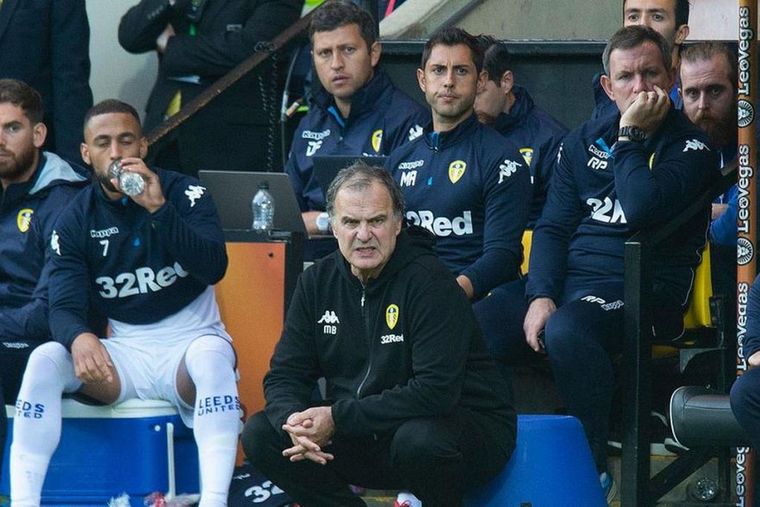 Bielsa rodeado de sus ayudantes, entre ellos Diego Flores. Foto: Leeds United