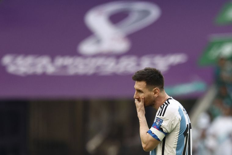 Messi no lo puede creer: al igual que el equipo, el 10 jugó mal. Foto: EFE