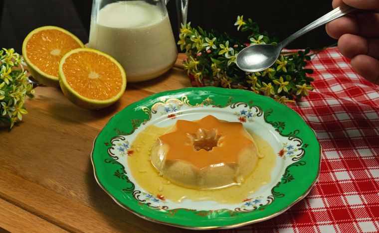 Flan de naranja Una receta simple y deliciosa de flan de naranja para hacer en minutos. Foto: Shutterstock