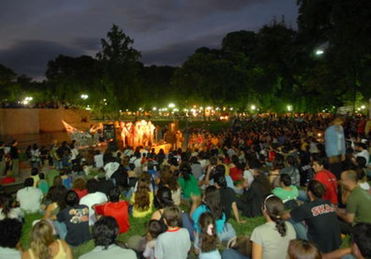 La plaza Independencia lucía a pleno esta noche. Foto: Gerardo Gómez/ MDZ