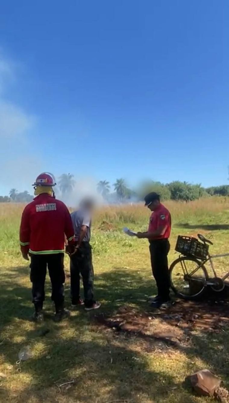 El momento de la detención de un hombre en Misiones por el riesgo de generar un incendio