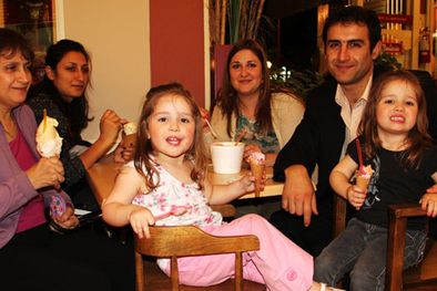 MDZol | En familia y disfrutando de ricos helados: Ángela, Laura, Valeria, Gustavo, Ana y Emma. Foto: Maggie Ojcius/ Mediamza.com