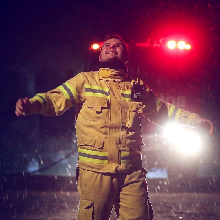 Uno de los bomberos explota de felicidad por las lluvias que colaboraron a apagar los incendios en las sierras de Córdoba