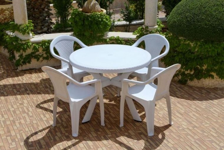 Las sillas de plástico son muy utilizadas en los jardines de las casas Foto: Shutterstock