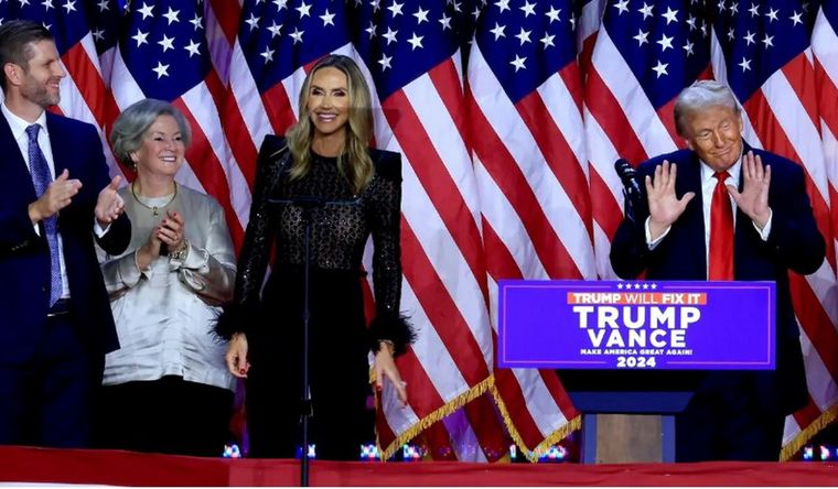 Con vestimenta clara, Susie Wiles, junto a Donald Trump, en Estados Unidos, durante la campaña electoral. Foto Efe