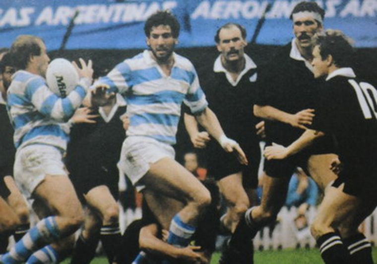 Petersen lleva la pelota y Ure llega al apoyo. Foto: Olé