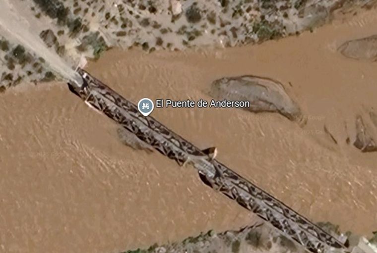 Los fanáticos del bloguero motociclista llevaron su nombre al puente. Los fanáticos del bloguero motociclista llevaron su nombre al puente.