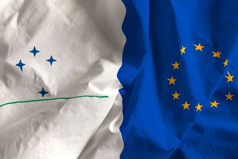 Las banderas de Mercosur y la Unión Europea. Las banderas de Mercosur y la Unión Europea.