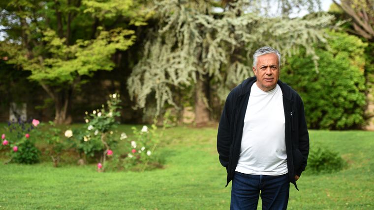 El gobernador Alfredo Cornejo, en la residencia oficial.