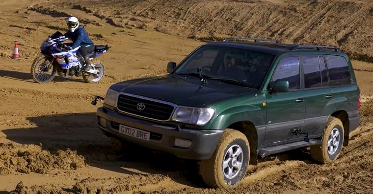 ¿Podrá un Toyota Land Cruiser vencer a una Super Moto? Foto: CarWow