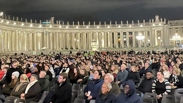 Rezo del rosario en la plaza San Pedro. Foto: Clara Fontan