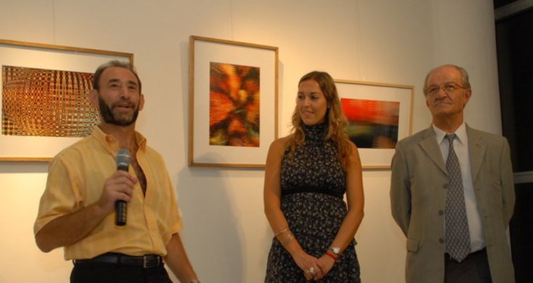 El artista Eduardo Dolengiewich junto a María Julia Godoy -directora del espacio cultural- y Miguel Conocente -presidente de la Caja de la Salud-. Foto: Pachy Reynoso / MDZ