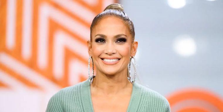 Jennifer López usa los vestidos ideales para esta primavera 2022 Foto: Women´s Health