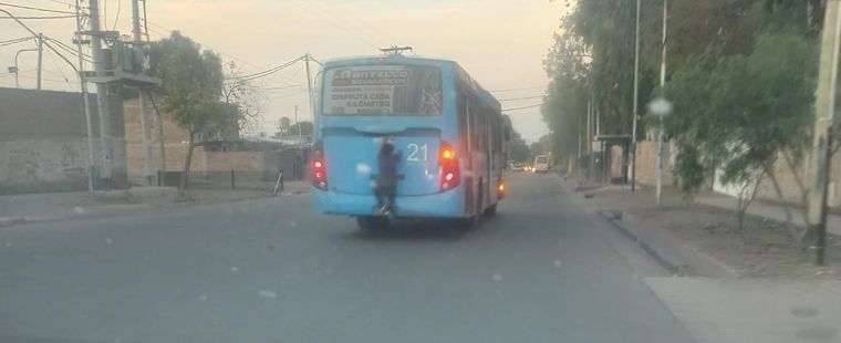 Un niño colgado de un colectivo. Foto: Gentileza