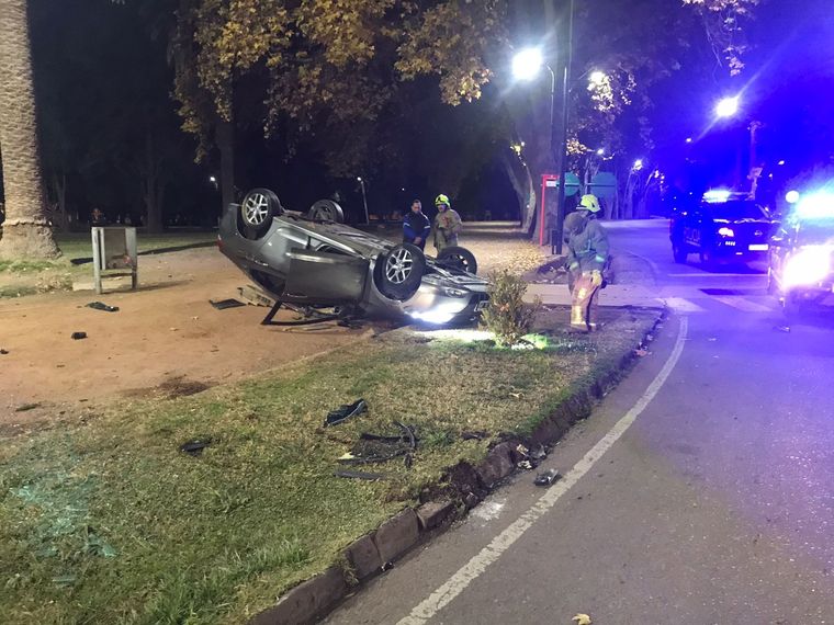 Así quedó el vehículo de los jóvenes en el Parque General San Martín Foto: Gentileza