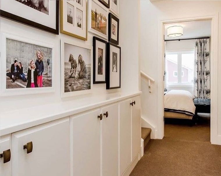 Muebles de guardado y cuadros en un pasillo funcional y bien decorado. Foto: Instagram