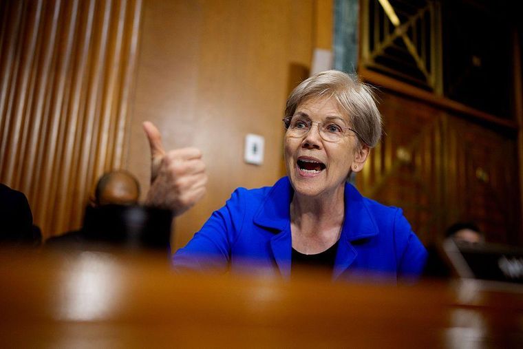 "Es un rescate a los ricos disfrazado de ayuda internacional", dijo la senadora demócrata Elizabeth Warren.