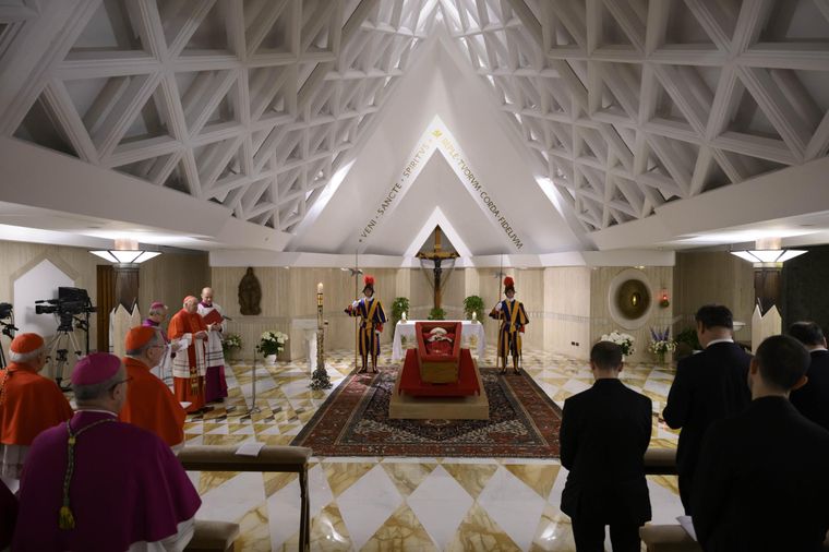 Más de 100 mil fieles despidieron al Sumo Pontífice en la Basílica de San Pedro Foto: EFE