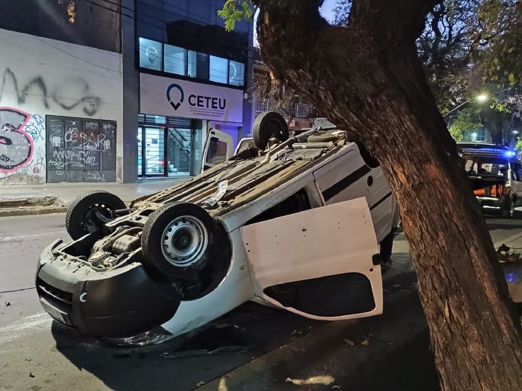 El conductor de la camioneta volcada fue atendido en una ambulancia del SEC El conductor de la camioneta volcada fue atendido en una ambulancia del SEC