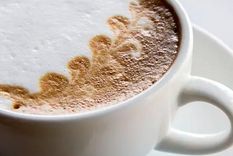 El capuchino se prepara con café expreso y leche montada con vapor para darle cremosidad. Créditos de la imagen: AboutnuyLove Foto: homesandgardens.com